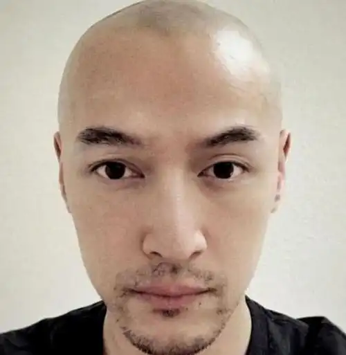 怪不得胡歌一直不演清宫剧,看到他剃头后的模样,恍然大悟