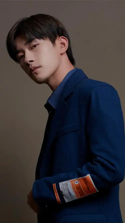 易烊千玺俊俏帅气手机壁纸