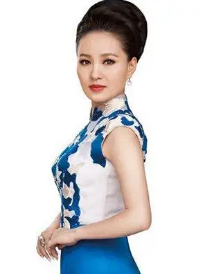 出生于湖南益阳,毕业于解放军艺术学院和中国音乐学院,是国家一级演员