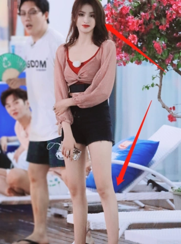 金子涵亮相《快乐大本营》,镜头抓拍她,这生图状态是认真的?