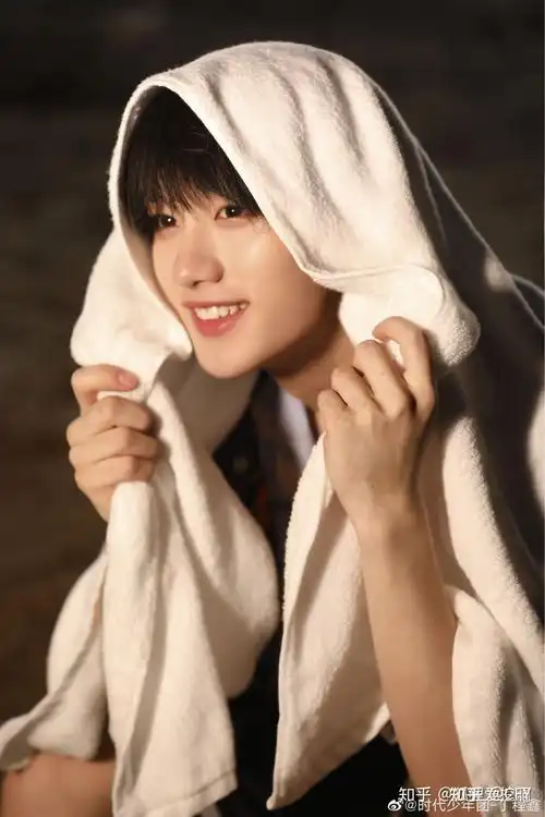 刚粉上丁程鑫大家能给我点他的照片吗