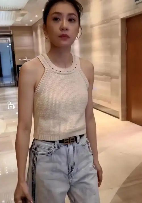 夏天穿的短款背心各有不同,有吊带的也有宽肩带的,贾静雯的这款背心为