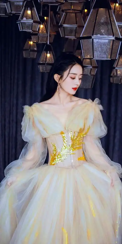 总的来说,这组赵丽颖的照片展示了她的美貌和仙气,让人无法抗拒,不管