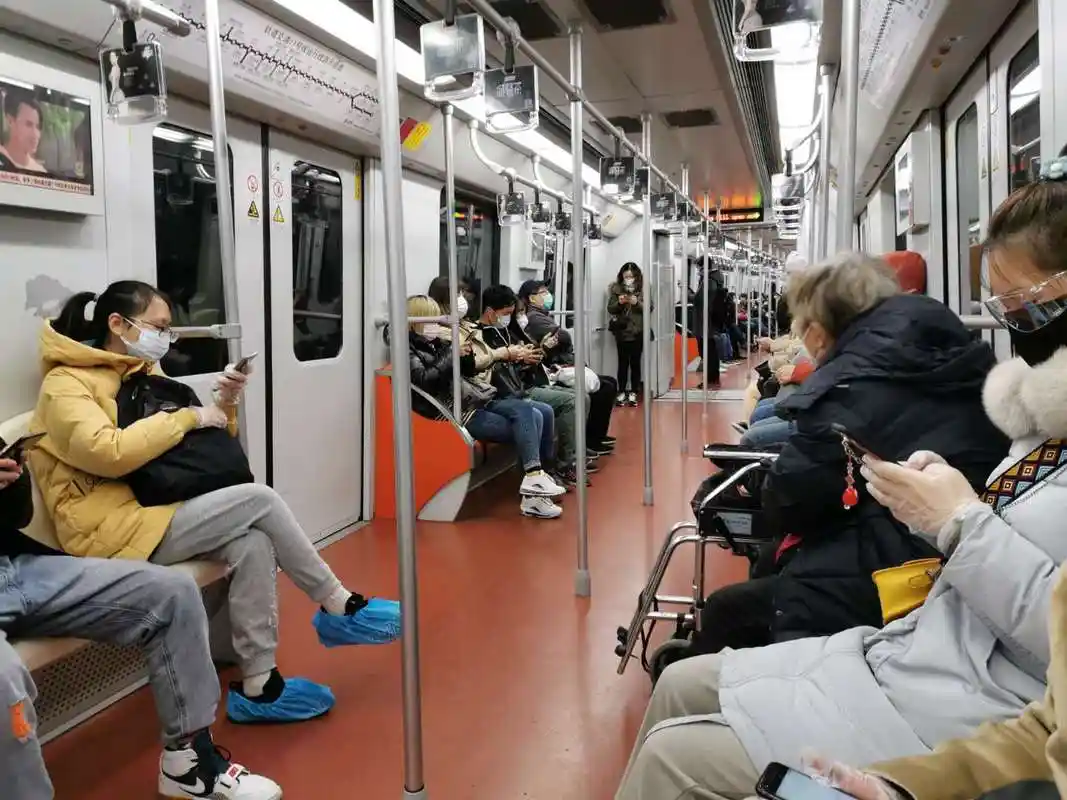 早高峰地铁人多了?和往年比,乘客人数少八成