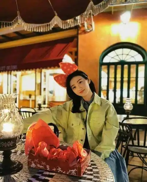 景甜最近穿的,挺时髦的_沙漠_牛仔裤_人家