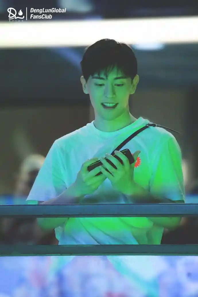 邓伦快本下班拍摄绿海发博 伦哥与灯芯锁死了!