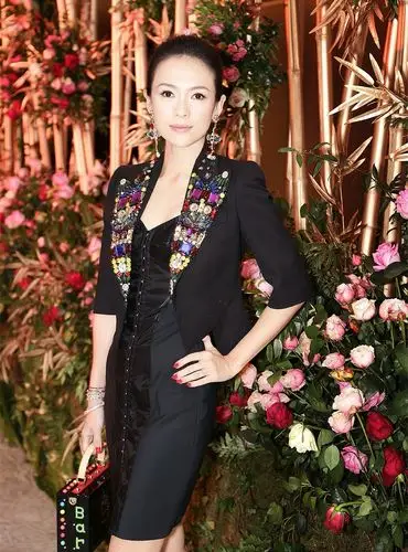 辣妈章子怡黑色吊带裙大秀性感玉背