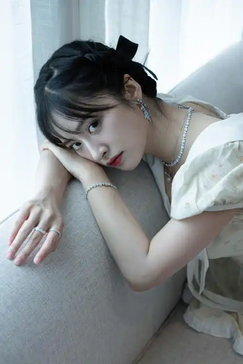 沈月最新穿搭,身穿复古碎花方领小洋裙,佩戴apm💎标志性meteorites