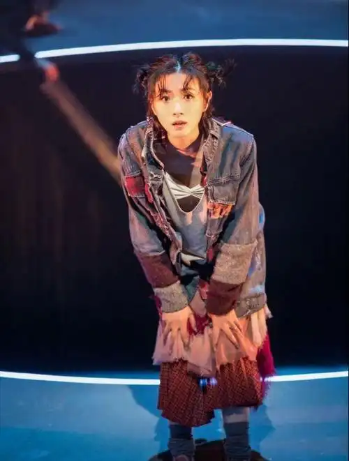 然而,真正让万茜红起来的,还要属她在网剧《好先生》中塑造的个性角色