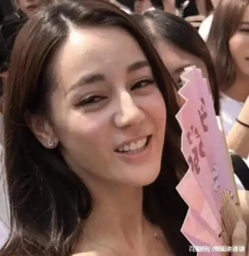 迪丽热巴生图曝光,神情疲惫,略显老态