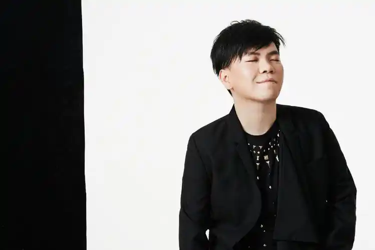 p>常石磊,1981年7月21日出生于广东省广州市,中国内地男歌手,音乐