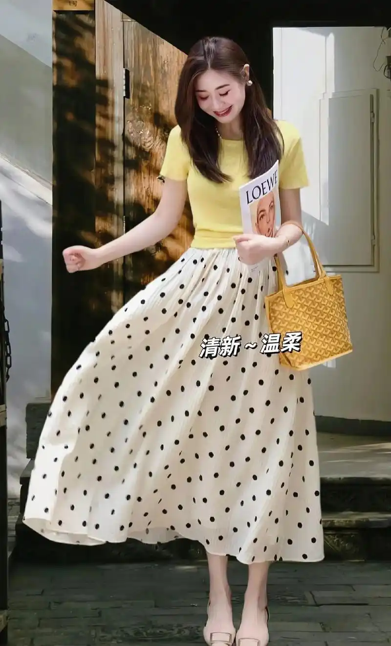 韩系波点半身裙搭配黄色正肩短袖t恤!整套上身温柔气质拉满!