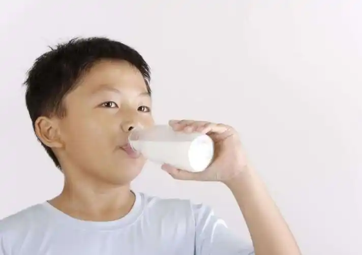 作为父母的你们,会让孩子喝牛奶吗?