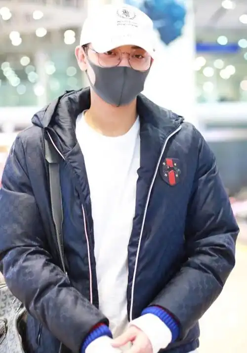 黄子韬现身北京机场与粉丝互动聊天.