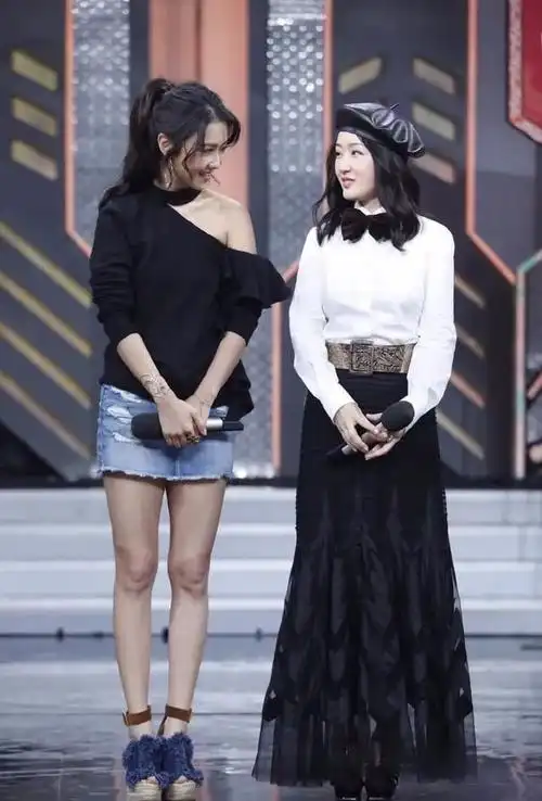 杨钰莹快50了就是不显老再看看董洁才40岁脸就这么垮了