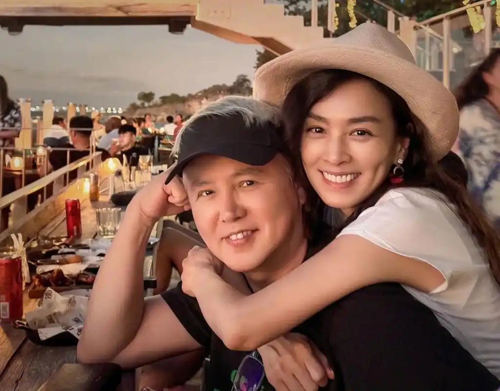 张庭与丈夫的近照流出,两人看上去状态极佳,仿佛岁月未曾在他们脸上留