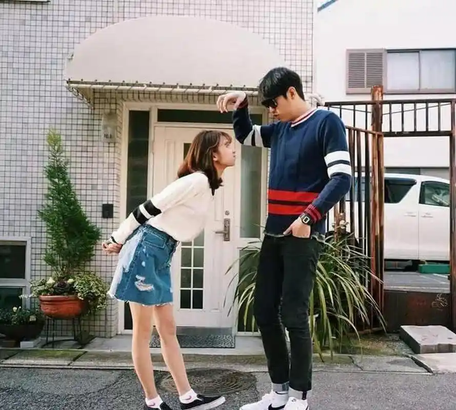 网友:本人180,女票158小巧玲珑的,俩人最萌身高差.