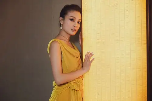 姜黄色的容祖儿反解冬日穿搭 首唱《重生》治愈挑剔耳朵