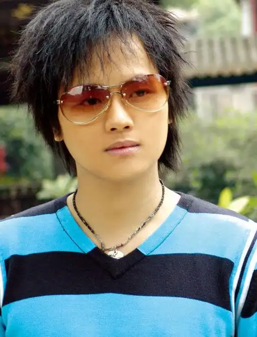 1982年11月2日郑源出生在广东阳江阳西县程村镇陇石乡,老家离海边非常