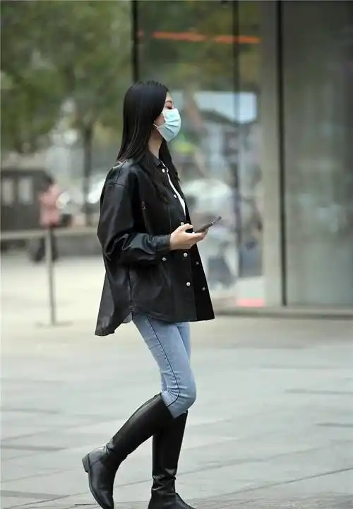 紧身牛仔裤搭配长靴,秋冬季节的经典搭配,也会穿出时尚的效果_身材