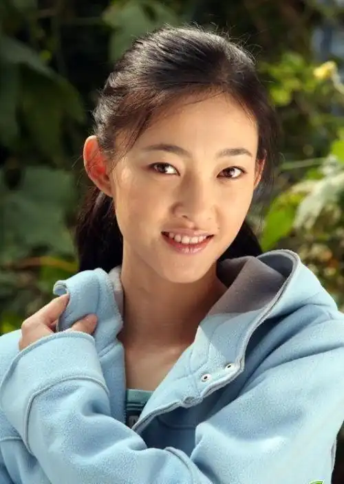 女神"王丽坤,近日被网友爆料曾经整容,并贴出对比图证明"割了双眼皮