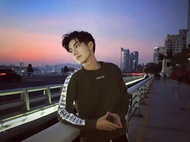 又是名牌大学的高材生,颜值还这么棒,就照片上来说,校草妥妥的.