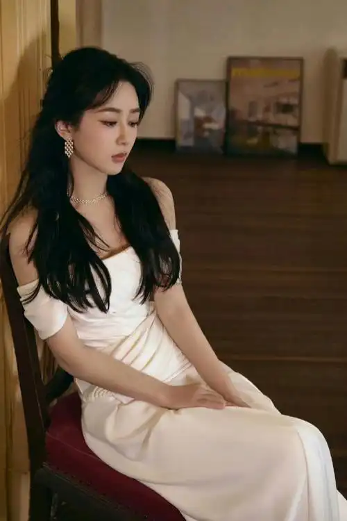 杨紫新造型突破尺度,穿抹胸上衣和v形低腰裤,秀马甲线身材火辣