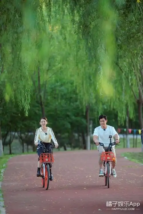 《女儿2》陈乔恩带爱宠约会男嘉宾 两人林荫路浪漫骑单车