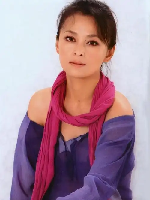 回顾何音与黄志忠离婚后再婚嫁小9岁丈夫一起养大前夫儿子