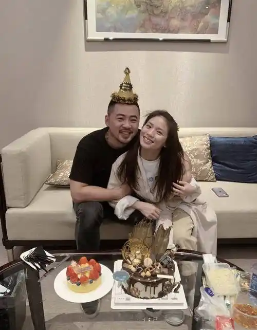 但已经儿女双全,照片中是黄英和黄英的老公,黄英的老公曹帅也算是娱乐