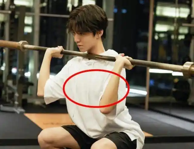 王俊凯正健身,突然一双手伸向他的胸肌,露出正脸粉丝表示原谅你