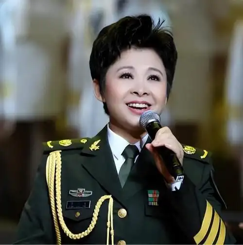 董文华(中国著名女高音歌唱家)_尚可名片