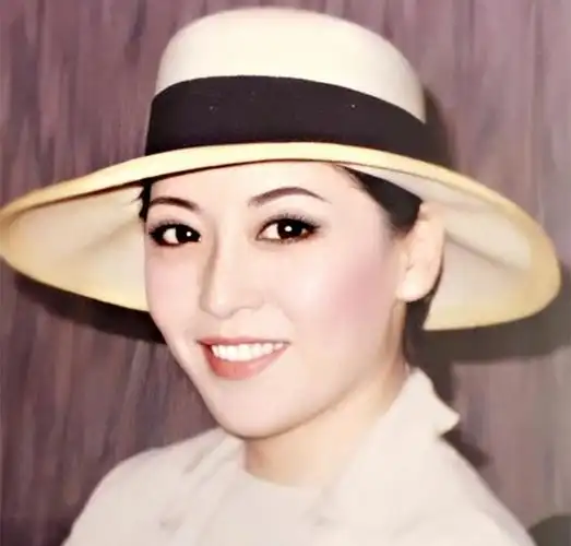 "香港女大佬"陈岚:18岁被母亲卖进舞厅,甘做向华强背后的女人