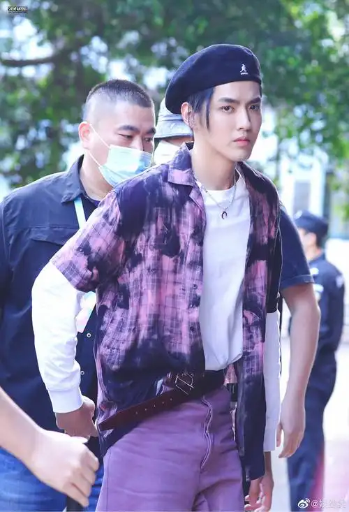 创造营吴亦凡微博街拍同款紫色格子短袖衬衫