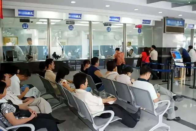 为啥银行不增加窗口?让客户排长队等候,其"目的"如今才清晰!