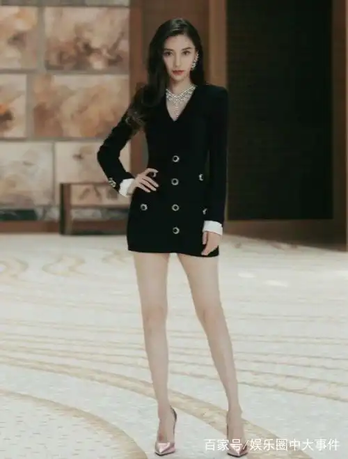 杨颖太有时尚感了,身上穿的可以是裤子也可以是裙子,一举两得!