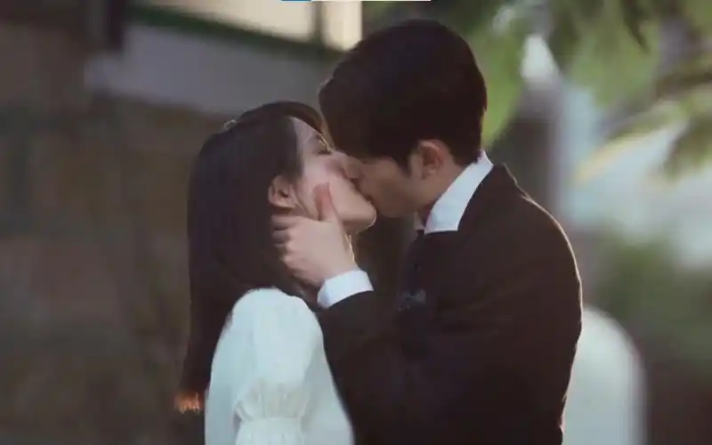 高甜吻戏盘点,神仙姐姐刘亦菲解锁各种花式接吻姿势,准备好你的姨母笑