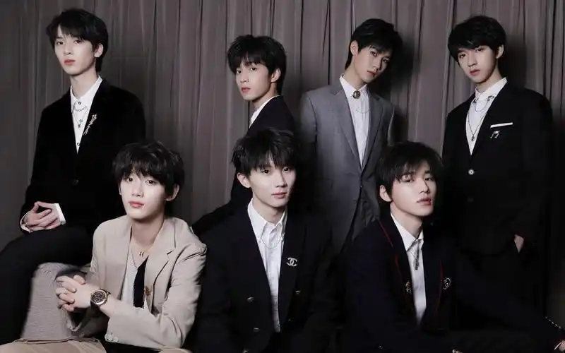 tf家族时代少年团和姐妹一起观看东方风云榜最佳新锐组合tntreaction