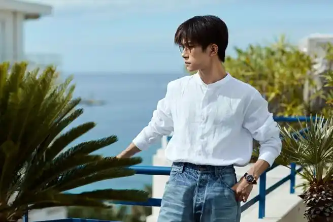 易烊千玺戛纳生图#@tfboys-易烊千玺受邀出席戛纳电影节,身着白衬览