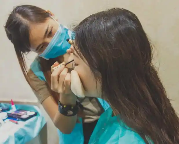 化妆师现场为女士化妆