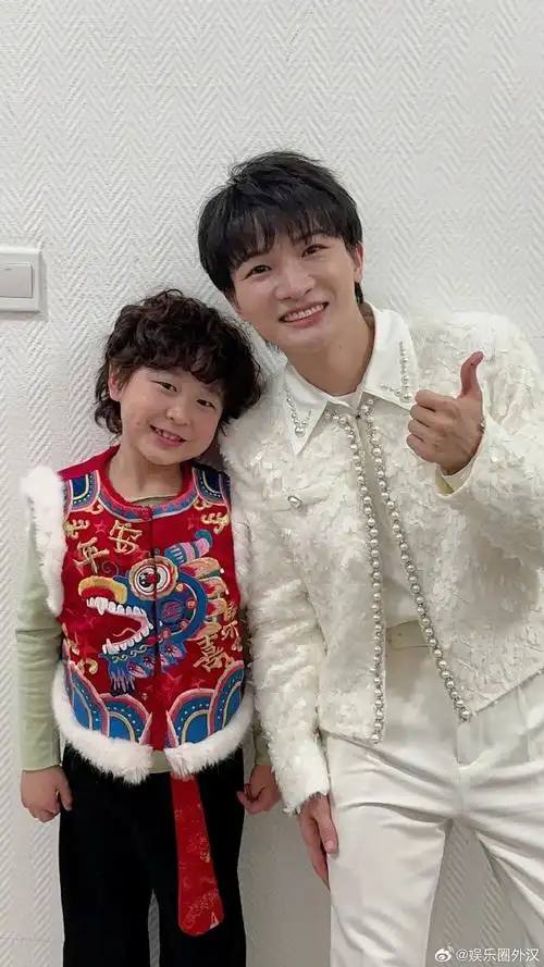 周深和小朋友合照##周深和小朋友合影