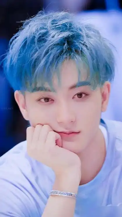 黄子韬薄荷绿发色意外得非常好看果然人长得帅怎样都行