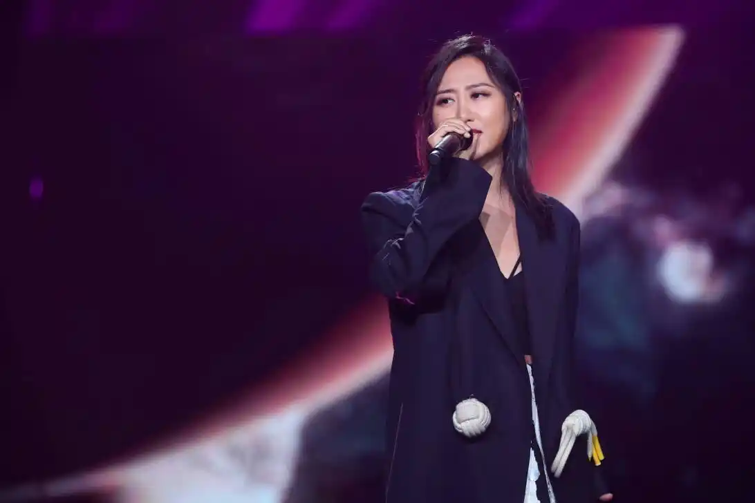 其实,陈粒的故事并不主流,初听陈粒,你会觉得她的音乐风格太过个性,和