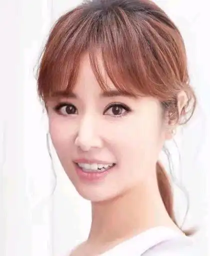 林心如吵架后首现身强颜欢笑