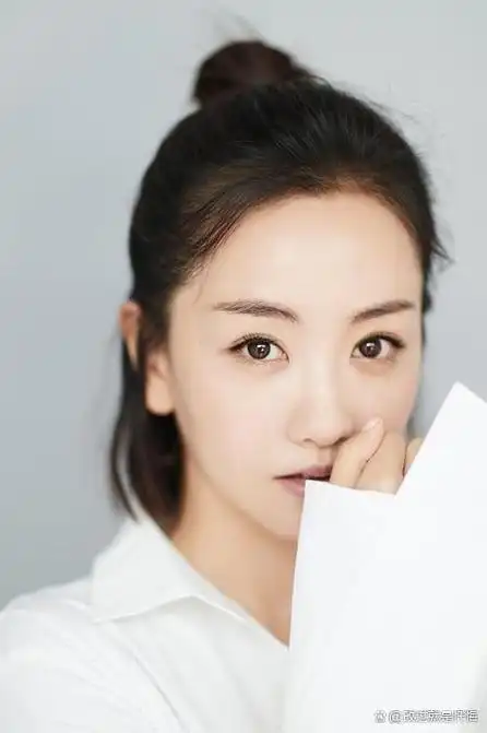 杨蓉有颜有才,她好像是唯一一位离红很近,却没有红起来的女演员