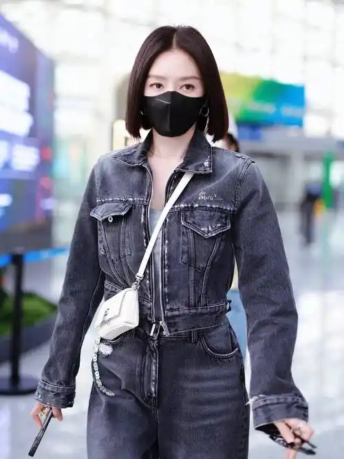 44岁秦岚带火了一种新穿法:"外面去开会,里面去夜店",太减龄_时尚