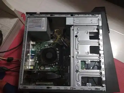 机箱里怎么放固态硬盘啊,没整明白,怎么安装.