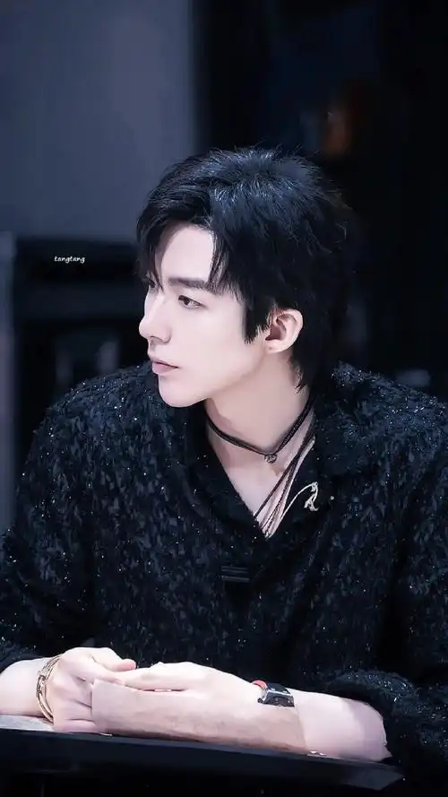 刘宇宁就是帅!就是帅!现代的妆发也帅!