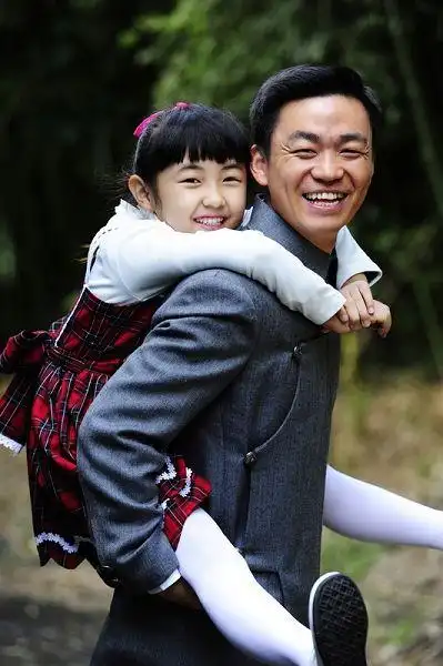 《板凳》王宝强变杂耍艺人 与张子枫父女情深(图)