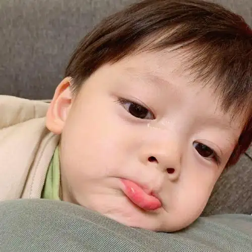 抖音上很火的小男孩快快头像